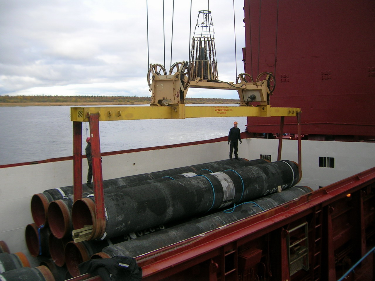 Pipes transshipment at Arkhangelsk