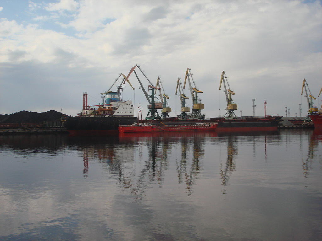 Coal carriers in Arkhangelsk Coal carriers in Arkhangelsk